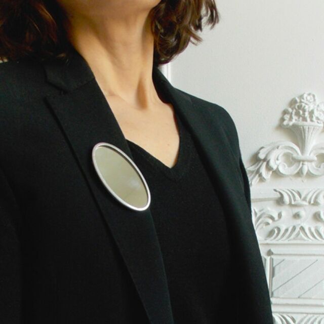Our ECHO brooches are produced in small series in mirror version and postcard version.
This is a unique piece of jewelry, consisting of an oval cast, solid silver or gold plated solid brass frame with a hand-cut mirror.
 #mirrorbrooch #echobrooch #accessoireseveillés # handmadejewelery #unisexbrooch #awajewellery