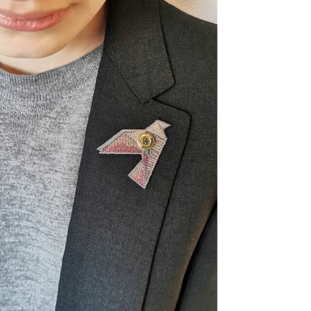 ORY-GAMI, broche à bouton POPPY pour l’agence ORY architecture

... pour décorer une veste ou à accrocher également sur une écharpe...

 #AWASTUDIO #poppypro #awaproject #poppybrooch #awapoppy #brochetextile #ORYARCHITECTURE #ORY #accessoireseveillés #accessoirepartage #surmesure #objetcommunication #designsurmesure #broderiesurmesure #brochebouton #bijoudecommunication